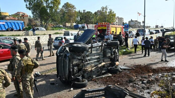 [1/2]نازحون يعودون إلى ديارهم عبر الجسر الذي يربط جنوب لبنان ببقية البلاد، والذي تعرض لغارة إسرائيلية في وقت سابق، وذلك بعد دخول وقف إطلاق النار الذي استمر عشرة أيام بين لبنان وإسرائيل حيز التنفيذ، في لبنان يوم 17 أبريل نيسان 2026. تصوير: لويزا جولياماكي - رويترز شراء الترخيص