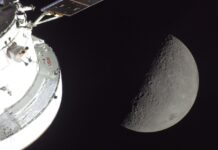 منظر للجانب المظلم من القمر من مركبة «أرتميس 2». (الصورة مأخوذة من بث فيديو مباشر لوكالة ناسا)