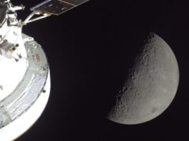 منظر للجانب المظلم من القمر من مركبة «أرتميس 2». (الصورة مأخوذة من بث فيديو مباشر لوكالة ناسا)