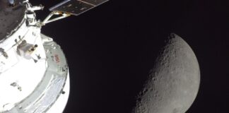 منظر للجانب المظلم من القمر من مركبة «أرتميس 2». (الصورة مأخوذة من بث فيديو مباشر لوكالة ناسا)
