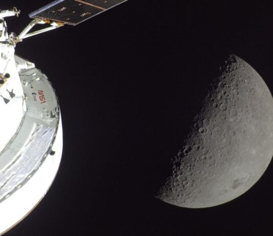 منظر للجانب المظلم من القمر من مركبة «أرتميس 2». (الصورة مأخوذة من بث فيديو مباشر لوكالة ناسا)