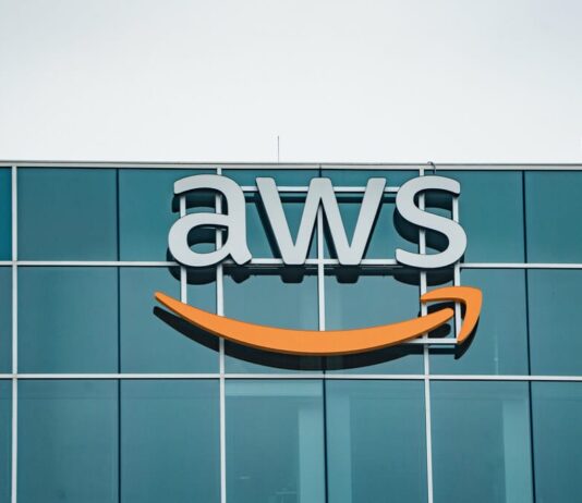هجوم إيراني يعطل خدمات AWS في البحرين
