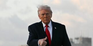 ترامب يمدد الهدنة مع إيران ويُبقي الحصار