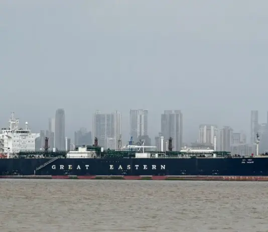 تقارير عن توجه إيراني عماني لفرض رسوم عبور في مضيق هرمز