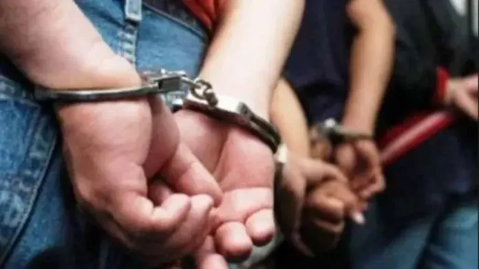 الإطاحة بشبكة إجرامية تستهدف عمال التوصيل عبر الإنترنت