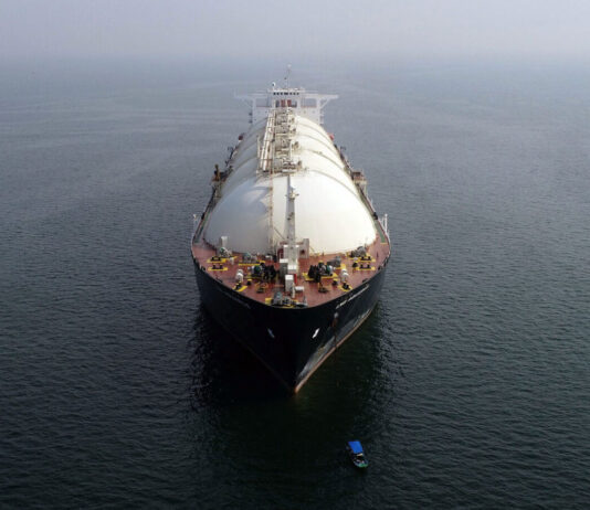 عبور أول ناقلة للغاز المسال عبر مضيق هرمز منذ إغلاقه