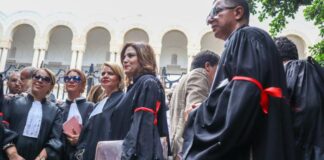 محامو تونس يصعدون احتجاجهم أمام قصر العدالة