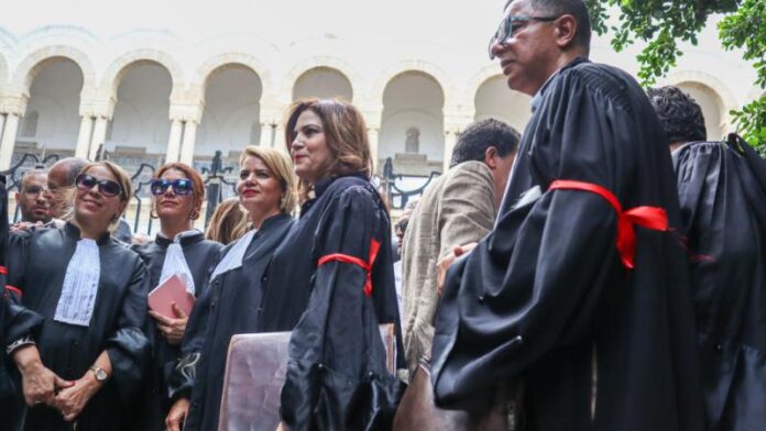 محامو تونس يصعدون احتجاجهم أمام قصر العدالة