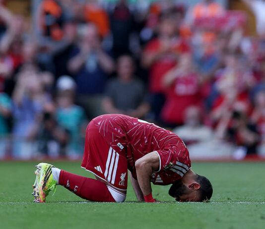 محمد صلاح يودع ليفربول بدموع ورقم قياسي