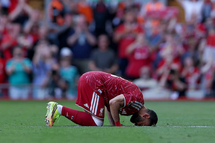 محمد صلاح يودع ليفربول بدموع ورقم قياسي
