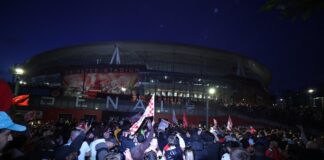 جماهير أرسنال تحتفل بلقب الدوري في لندن