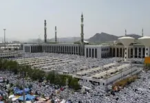 Plus d’un million et demi de pèlerins accomplissent les prières de Dhuhr et d’Asr à la mosquée de Namra أكثر من مليون ونصف حاج يؤدون الصلاة في مسجد نمرة