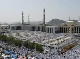 أكثر من مليون ونصف حاج يؤدون الصلاة في مسجد نمرة