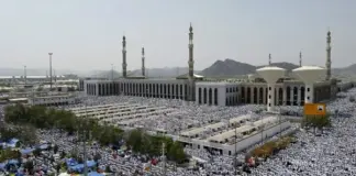 أكثر من مليون ونصف حاج يؤدون الصلاة في مسجد نمرة