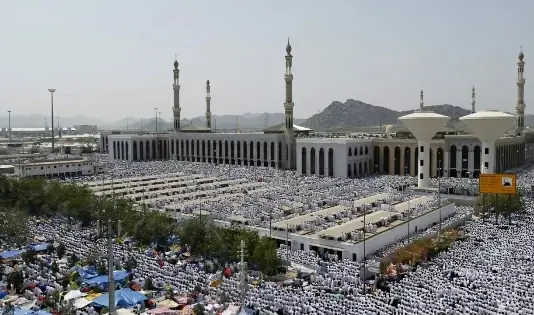 أكثر من مليون ونصف حاج يؤدون الصلاة في مسجد نمرة
