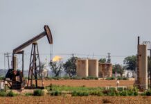 النفط يتراجع بعد إلغاء ضربات إيران