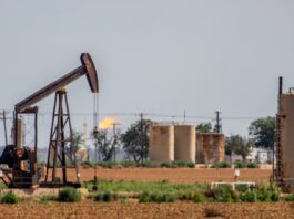 النفط يتراجع بعد إلغاء ضربات إيران