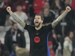 برشلونة يجدد عقد مدافعه إينيغو مارتينيز حتى 2026