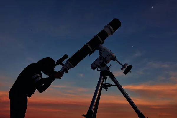 depositphotos_544423020-stock-photo-girl-astronomical-telescope-stargazing-twilight تونس: اليوم الثلاثاء 29 أفريل 2025 أول أيام شهر ذي القعدة 1446