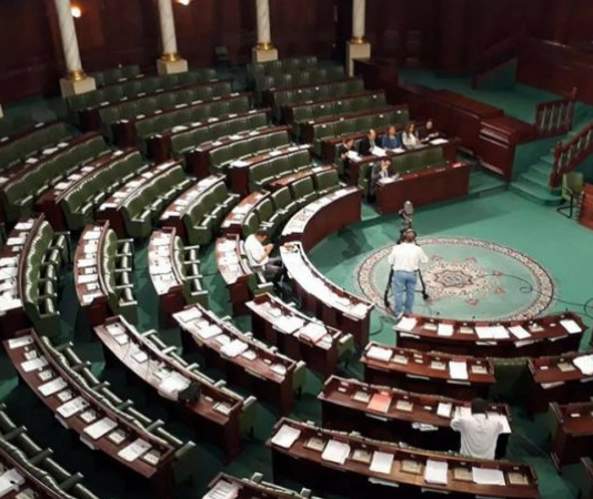 تونس تعتمد قانونًا جديدًا يمنع المناولة ويكرس عقود العمل الدائمة