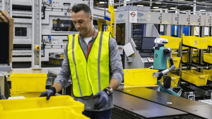 Amazon تكشف عن أول روبوت ناقل في العالم قادر على "الشعور" بالأشياء