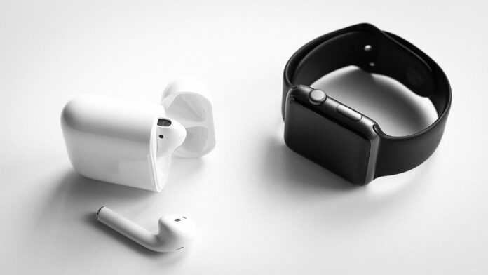 airpodsapplewatchmain آبل تُطوّر AirPods وApple Watch بكاميرات ذكية بحلول 2027