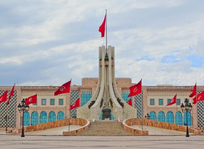 place-tunisie-tunis-drapeaux بورصة تونس ترتفع بنسبة 12.8% وتقترب من 30 مليار دينار في 2025