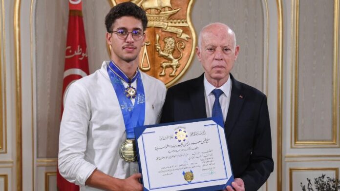 1754519312 سعيّد يمنح أحمد الجوادي الوسام الوطني للاستحقاق في الرياضة
