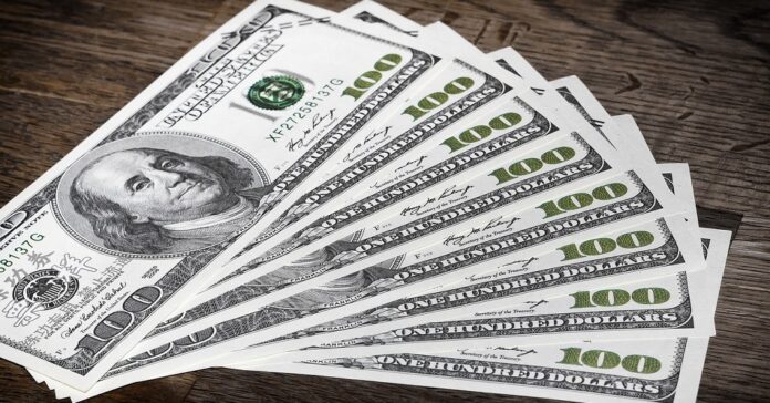الدولار يتراجع لأدنى مستوى منذ 4 سنوات أمام اليورو قبل قرار الفيدرالي
