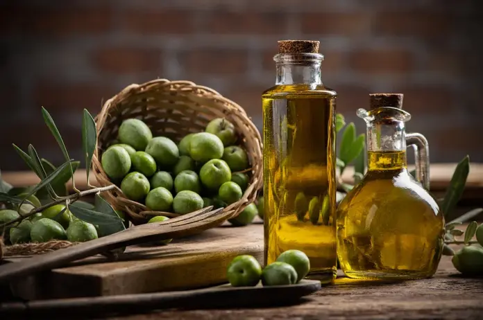 olives-with-olive-oil ارتفاع صادرات زيت الزيتون التونسي 2025
