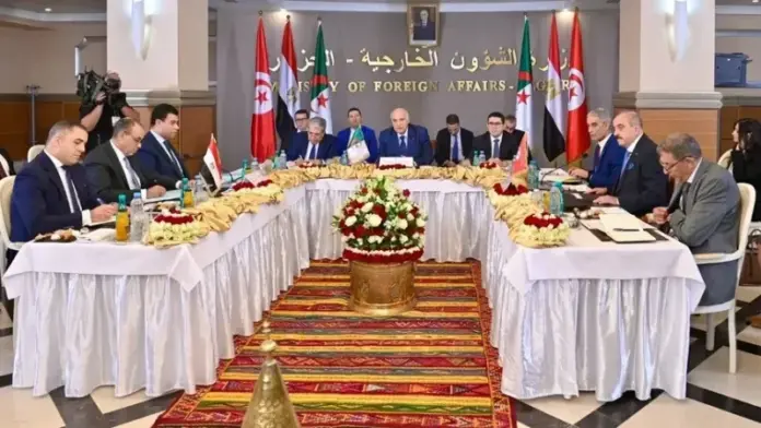 تونس والجزائر ومصر يرفضون التدخل في ليبيا: بيان مشترك من آلية الجوار