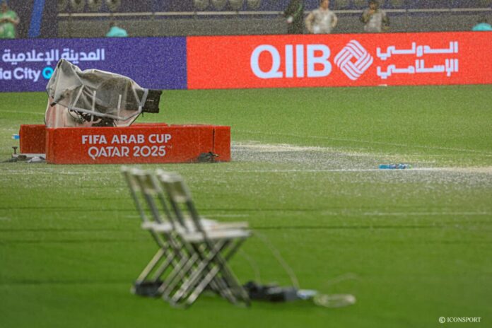 IMG-20251218-WA0015 توقف مباراة السعودية والإمارات بسبب الأمطار!