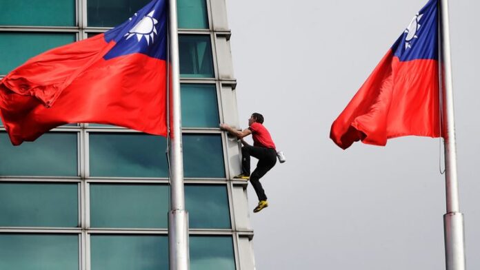 skynews-climbing-taipei_7145043 أليكس هونولد يتسلق تايبيه 101 دون أمان.. 508 متر في 91 دقيقة