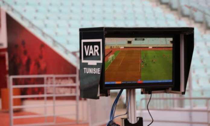 الجامعة التونسية تندد بتخريب الـVAR وتعلن عقوبات