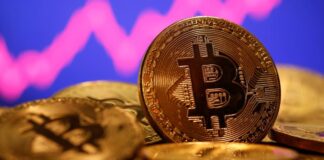 البيتكوين يهبط دون 70 ألف دولار لأول مرة منذ نوفمبر 2024
