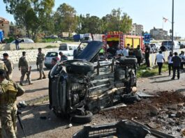 [1/2]نازحون يعودون إلى ديارهم عبر الجسر الذي يربط جنوب لبنان ببقية البلاد، والذي تعرض لغارة إسرائيلية في وقت سابق، وذلك بعد دخول وقف إطلاق النار الذي استمر عشرة أيام بين لبنان وإسرائيل حيز التنفيذ، في لبنان يوم 17 أبريل نيسان 2026. تصوير: لويزا جولياماكي - رويترز شراء الترخيص