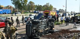 [1/2]نازحون يعودون إلى ديارهم عبر الجسر الذي يربط جنوب لبنان ببقية البلاد، والذي تعرض لغارة إسرائيلية في وقت سابق، وذلك بعد دخول وقف إطلاق النار الذي استمر عشرة أيام بين لبنان وإسرائيل حيز التنفيذ، في لبنان يوم 17 أبريل نيسان 2026. تصوير: لويزا جولياماكي - رويترز شراء الترخيص