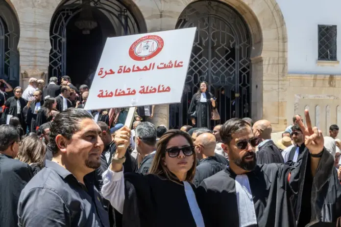 67876567-1781790195 إضراب المحامين في تونس يشل المحاكم