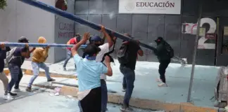 احتجاجات المدرسين قرب ملعب أزتيكا قبل افتتاح كأس العالم