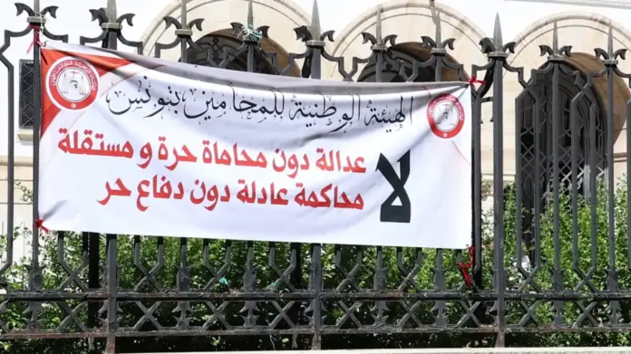 هيئة المحامين بتونس تتمسك بمطالبها