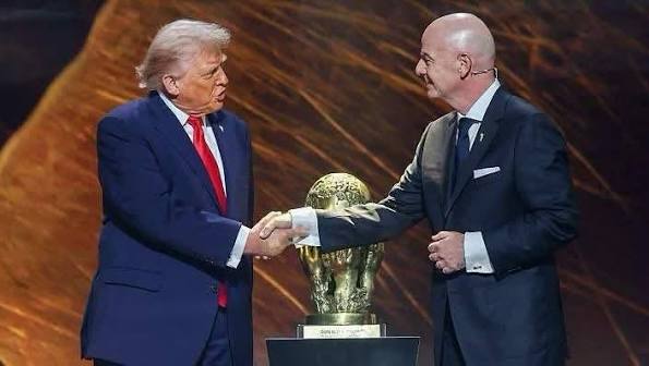images (4) ترامب يشارك في تسليم كأس العالم للفائز