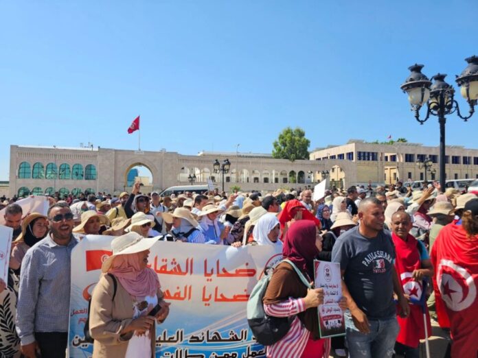 معطلون عن العمل يحتجون لتطبيق القانون عدد 18