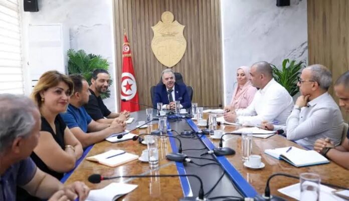 images (5) وزير الرياضة يبحث دعم ألعاب القوى والنخبة