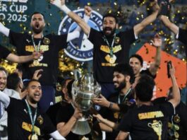 صن داونز واتحاد العاصمة في السوبر الأفريقي بجنوب أفريقيا أعلن الاتحاد الأفريقي لكرة القدم "كاف" أن مواجهة كأس السوبر الأفريقي بين ماميلودي صن داونز الجنوب أفريقي واتحاد العاصمة الجزائري ستقام في مدينة تشواني بجنوب أفريقيا خلال شهر نوفمبر المقبل. ومن المقرر أن تجمع المباراة بين صن داونز، بطل دوري أبطال أفريقيا، واتحاد العاصمة المتوج بكأس الكونفدرالية الأفريقية، يوم الأحد 8 نوفمبر 2026. وحدد "كاف" الساعة الثالثة بعد الظهر بالتوقيت المحلي موعدًا لانطلاق اللقاء، الموافق الواحدة ظهرًا بتوقيت غرينتش. جنوب أفريقيا تستضيف كأس السوبر وتأتي إقامة المباراة في جنوب أفريقيا ضمن رزنامة جديدة أعلنها الاتحاد الأفريقي لعدد من مسابقاته خلال موسمي 2026 و2027، بهدف منح الاتحادات والأندية والجماهير رؤية أكثر وضوحًا بشأن مواعيد البطولات ومواقع استضافتها. وسيحاول صن داونز استغلال إقامة المواجهة في بلاده من أجل إضافة لقب قاري جديد، بينما يتطلع اتحاد العاصمة إلى مواصلة حضوره القوي على الساحة الأفريقية وحصد كأس السوبر أمام بطل دوري الأبطال. مواعيد جديدة لمسابقات الكاف وكشف الاتحاد الأفريقي كذلك عن مجموعة من الدول المستضيفة لبطولاته المقبلة، إذ تستضيف غانا كأس أمم أفريقيا تحت 20 عامًا في فبراير ومارس 2027، بينما تحتضن المغرب كأس أمم أفريقيا تحت 17 عامًا خلال أبريل ومايو من العام نفسه. كما تقرر إقامة كأس أمم أفريقيا تحت 23 عامًا 2027 في مصر، وهي البطولة التي ستمنح بطاقات التأهل إلى دورة الألعاب الأولمبية في لوس أنجلوس 2028. وفي مسابقات أخرى، تستضيف المغرب كأس أمم أفريقيا لكرة الصالات خلال الفترة من 12 إلى 21 أكتوبر 2026، فيما تقام كأس أمم أفريقيا لكرة القدم الشاطئية في السنغال خلال نوفمبر. أما كأس أمم أفريقيا 2027، التي تستضيفها كينيا وتنزانيا وأوغندا، فمن المقرر إقامتها بين 19 يونيو و17 يوليو 2027، على أن تنطلق التصفيات المؤهلة للبطولة في سبتمبر 2026.