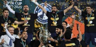 صن داونز واتحاد العاصمة في السوبر الأفريقي بجنوب أفريقيا أعلن الاتحاد الأفريقي لكرة القدم "كاف" أن مواجهة كأس السوبر الأفريقي بين ماميلودي صن داونز الجنوب أفريقي واتحاد العاصمة الجزائري ستقام في مدينة تشواني بجنوب أفريقيا خلال شهر نوفمبر المقبل. ومن المقرر أن تجمع المباراة بين صن داونز، بطل دوري أبطال أفريقيا، واتحاد العاصمة المتوج بكأس الكونفدرالية الأفريقية، يوم الأحد 8 نوفمبر 2026. وحدد "كاف" الساعة الثالثة بعد الظهر بالتوقيت المحلي موعدًا لانطلاق اللقاء، الموافق الواحدة ظهرًا بتوقيت غرينتش. جنوب أفريقيا تستضيف كأس السوبر وتأتي إقامة المباراة في جنوب أفريقيا ضمن رزنامة جديدة أعلنها الاتحاد الأفريقي لعدد من مسابقاته خلال موسمي 2026 و2027، بهدف منح الاتحادات والأندية والجماهير رؤية أكثر وضوحًا بشأن مواعيد البطولات ومواقع استضافتها. وسيحاول صن داونز استغلال إقامة المواجهة في بلاده من أجل إضافة لقب قاري جديد، بينما يتطلع اتحاد العاصمة إلى مواصلة حضوره القوي على الساحة الأفريقية وحصد كأس السوبر أمام بطل دوري الأبطال. مواعيد جديدة لمسابقات الكاف وكشف الاتحاد الأفريقي كذلك عن مجموعة من الدول المستضيفة لبطولاته المقبلة، إذ تستضيف غانا كأس أمم أفريقيا تحت 20 عامًا في فبراير ومارس 2027، بينما تحتضن المغرب كأس أمم أفريقيا تحت 17 عامًا خلال أبريل ومايو من العام نفسه. كما تقرر إقامة كأس أمم أفريقيا تحت 23 عامًا 2027 في مصر، وهي البطولة التي ستمنح بطاقات التأهل إلى دورة الألعاب الأولمبية في لوس أنجلوس 2028. وفي مسابقات أخرى، تستضيف المغرب كأس أمم أفريقيا لكرة الصالات خلال الفترة من 12 إلى 21 أكتوبر 2026، فيما تقام كأس أمم أفريقيا لكرة القدم الشاطئية في السنغال خلال نوفمبر. أما كأس أمم أفريقيا 2027، التي تستضيفها كينيا وتنزانيا وأوغندا، فمن المقرر إقامتها بين 19 يونيو و17 يوليو 2027، على أن تنطلق التصفيات المؤهلة للبطولة في سبتمبر 2026.