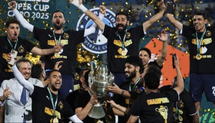 صن داونز واتحاد العاصمة في السوبر الأفريقي بجنوب أفريقيا أعلن الاتحاد الأفريقي لكرة القدم "كاف" أن مواجهة كأس السوبر الأفريقي بين ماميلودي صن داونز الجنوب أفريقي واتحاد العاصمة الجزائري ستقام في مدينة تشواني بجنوب أفريقيا خلال شهر نوفمبر المقبل. ومن المقرر أن تجمع المباراة بين صن داونز، بطل دوري أبطال أفريقيا، واتحاد العاصمة المتوج بكأس الكونفدرالية الأفريقية، يوم الأحد 8 نوفمبر 2026. وحدد "كاف" الساعة الثالثة بعد الظهر بالتوقيت المحلي موعدًا لانطلاق اللقاء، الموافق الواحدة ظهرًا بتوقيت غرينتش. جنوب أفريقيا تستضيف كأس السوبر وتأتي إقامة المباراة في جنوب أفريقيا ضمن رزنامة جديدة أعلنها الاتحاد الأفريقي لعدد من مسابقاته خلال موسمي 2026 و2027، بهدف منح الاتحادات والأندية والجماهير رؤية أكثر وضوحًا بشأن مواعيد البطولات ومواقع استضافتها. وسيحاول صن داونز استغلال إقامة المواجهة في بلاده من أجل إضافة لقب قاري جديد، بينما يتطلع اتحاد العاصمة إلى مواصلة حضوره القوي على الساحة الأفريقية وحصد كأس السوبر أمام بطل دوري الأبطال. مواعيد جديدة لمسابقات الكاف وكشف الاتحاد الأفريقي كذلك عن مجموعة من الدول المستضيفة لبطولاته المقبلة، إذ تستضيف غانا كأس أمم أفريقيا تحت 20 عامًا في فبراير ومارس 2027، بينما تحتضن المغرب كأس أمم أفريقيا تحت 17 عامًا خلال أبريل ومايو من العام نفسه. كما تقرر إقامة كأس أمم أفريقيا تحت 23 عامًا 2027 في مصر، وهي البطولة التي ستمنح بطاقات التأهل إلى دورة الألعاب الأولمبية في لوس أنجلوس 2028. وفي مسابقات أخرى، تستضيف المغرب كأس أمم أفريقيا لكرة الصالات خلال الفترة من 12 إلى 21 أكتوبر 2026، فيما تقام كأس أمم أفريقيا لكرة القدم الشاطئية في السنغال خلال نوفمبر. أما كأس أمم أفريقيا 2027، التي تستضيفها كينيا وتنزانيا وأوغندا، فمن المقرر إقامتها بين 19 يونيو و17 يوليو 2027، على أن تنطلق التصفيات المؤهلة للبطولة في سبتمبر 2026.