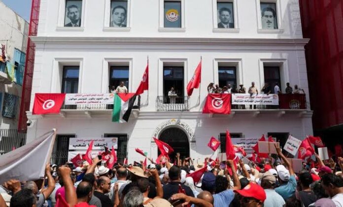 اتحاد الشغل يلوّح بالإضراب العام في تونس