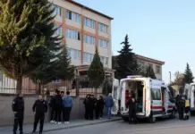 Un adolescent ouvre le feu près d’une école en Turquie et blesse 11 élèves مراهق يطلق النار قرب مدرسة في تركيا ويصيب 11 طالبًا
