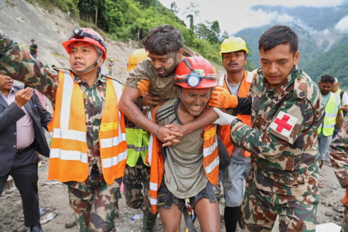 Nepal Flash Floods إنقاذ عاملين من نفق في نيبال بعد 9 أيام
