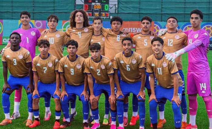 لاعبو المنتخب التونسي لأقل من 15 سنة خلال مباراة فرنسا في ربع نهائي كأس العالم بباكو